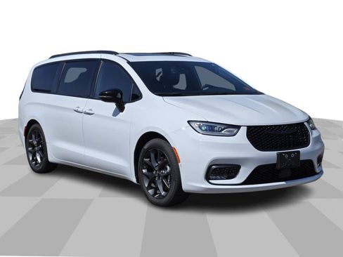 Used 2024 Chrysler Pacifica Touring-L w/ Uconnect Theater Family Group FWD image 1