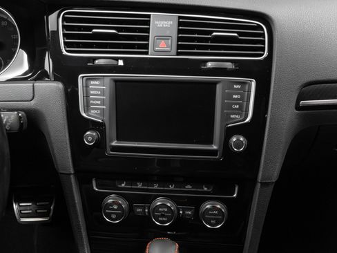 Used 2016 Volkswagen Golf R 4-Door image 29