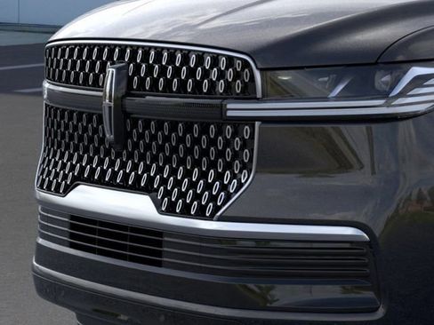 New 2026 Lincoln Navigator L Premier AWD/4WD image 19