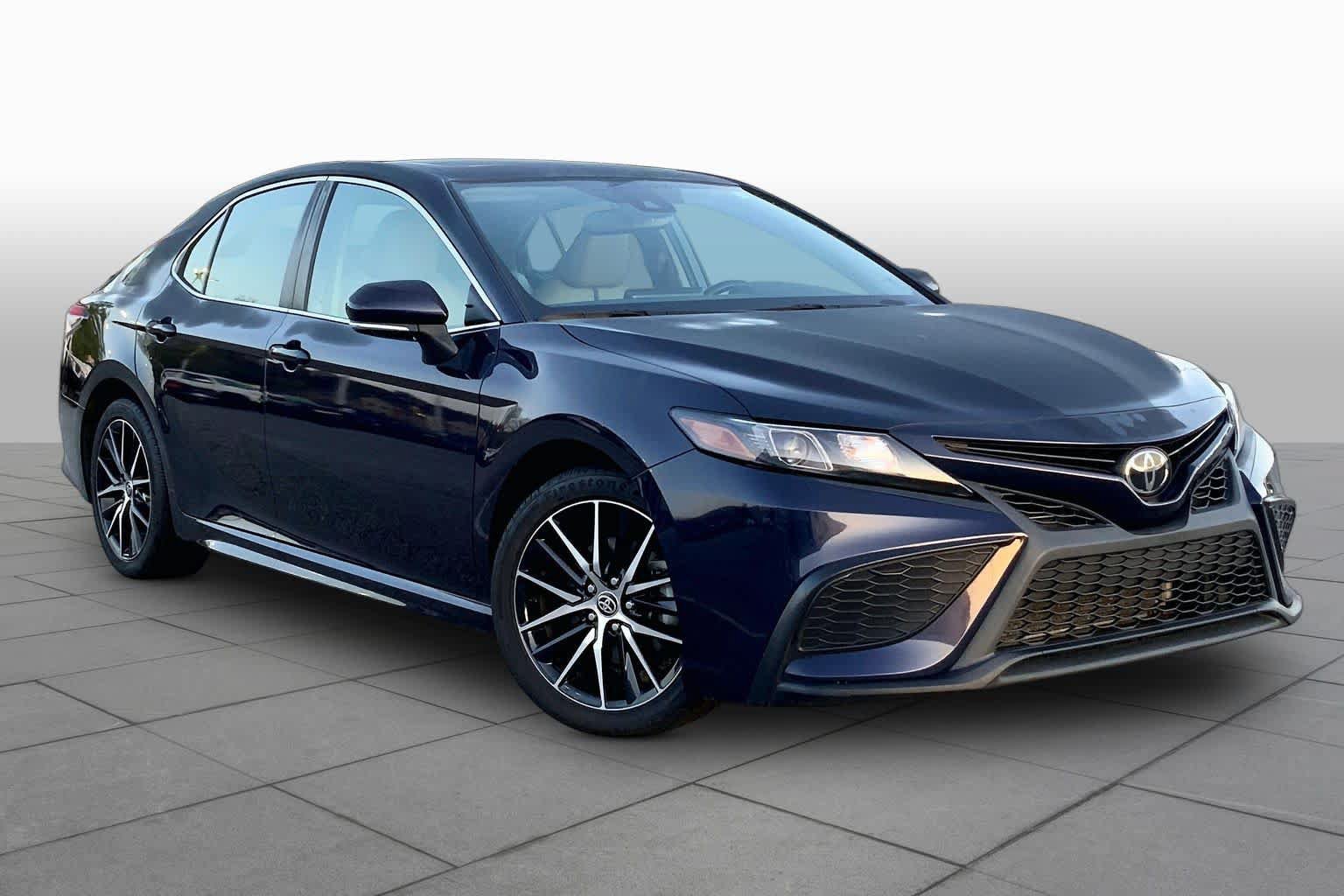 Used 2022 Toyota Camry SE w/ Convenience Package FWD image 3
