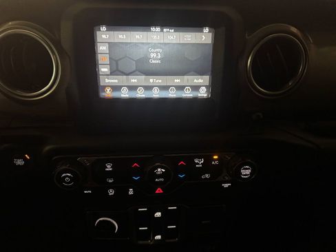 Used 2018 Jeep Wrangler Unlimited Sahara image 25