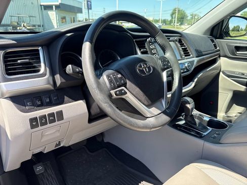 Used 2016 Toyota Highlander Limited Platinum w/ Four Season Floor Mat Package AWD/4WD image 12
