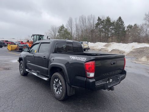 Used 2017 Toyota Tacoma TRD Sport image 5