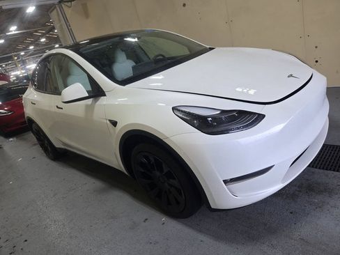 Used 2023 Tesla Model Y Long Range AWD/4WD image 3