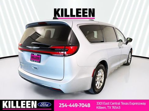 Used 2024 Chrysler Pacifica Touring-L image 8