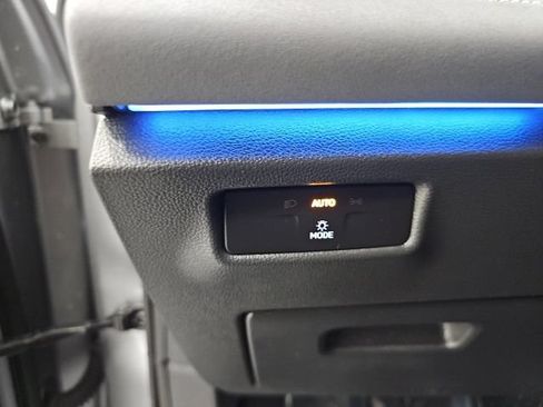 Used 2025 Volkswagen Tiguan SE AWD/4WD image 17