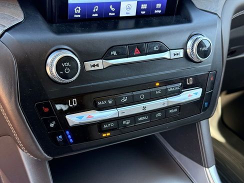 Used 2020 Ford Explorer Platinum w/ Premium Technology Package image 24