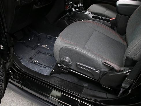 Used 2025 Jeep Wrangler Unlimited Rubicon image 25