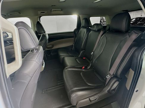 Used 2025 Kia Carnival FWD image 28