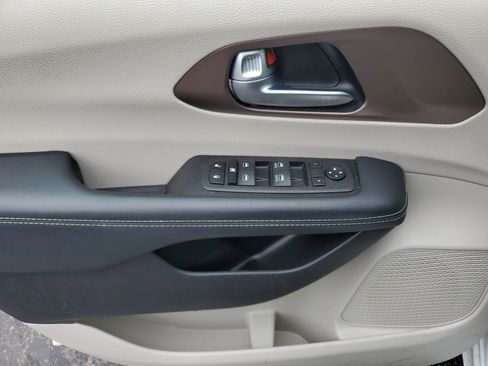 Used 2023 Chrysler Voyager LX image 18