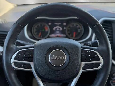 Used 2018 Jeep Cherokee Trailhawk AWD/4WD image 13
