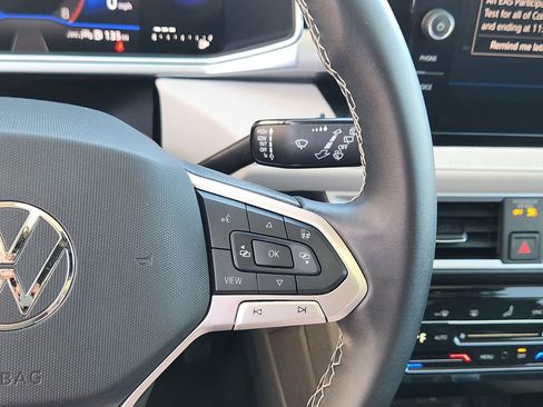 Used 2025 Volkswagen Taos SE image 18