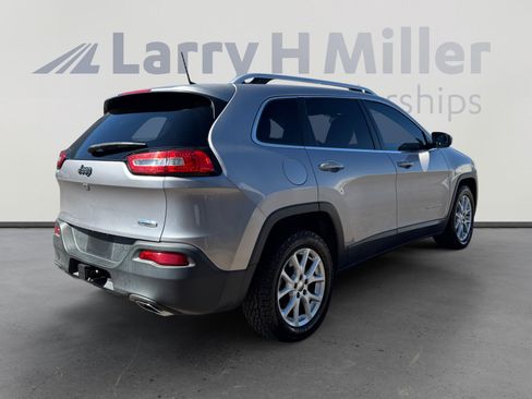 Used 2017 Jeep Cherokee Latitude w/ Comfort/Convenience Group FWD image 5