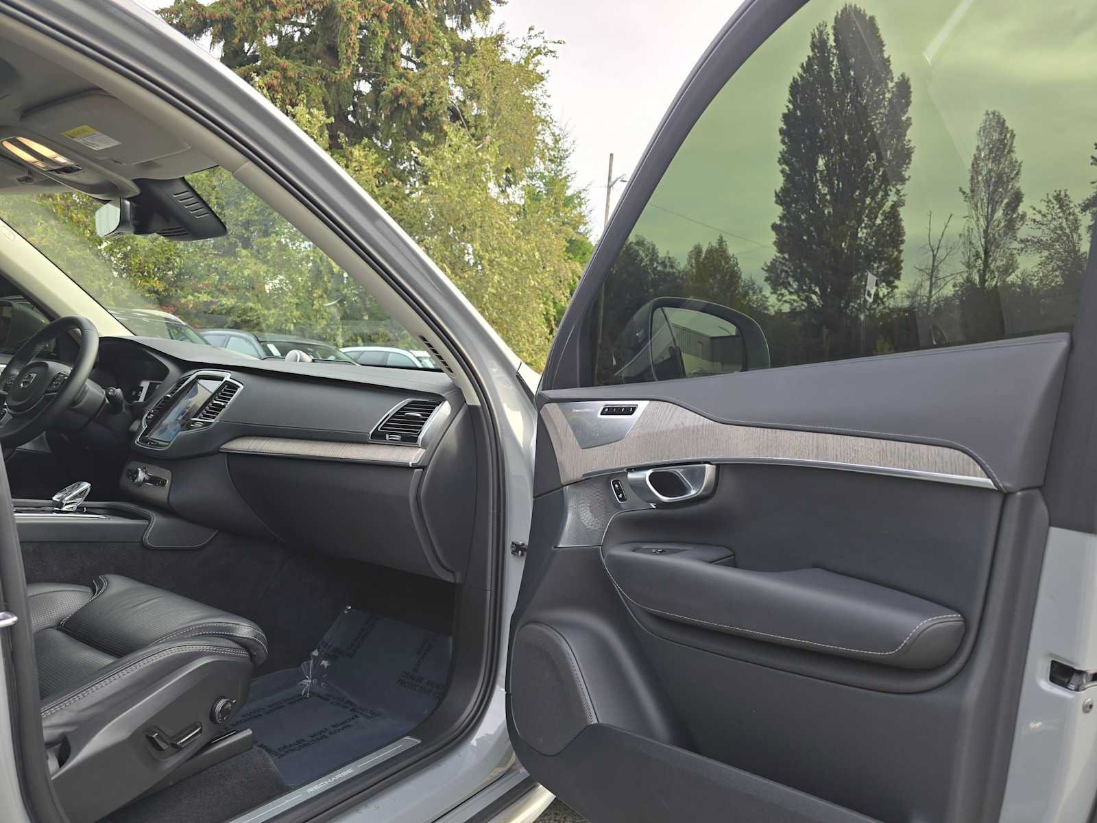 Certified 2024 Volvo XC90 T8 Ultimate w/ Protection Package Premier AWD/4WD image 12
