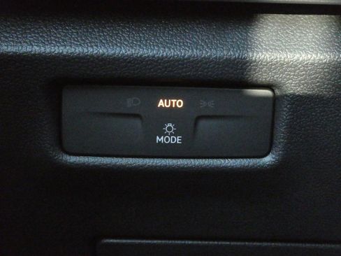 New 2025 Volkswagen Tiguan SE image 12