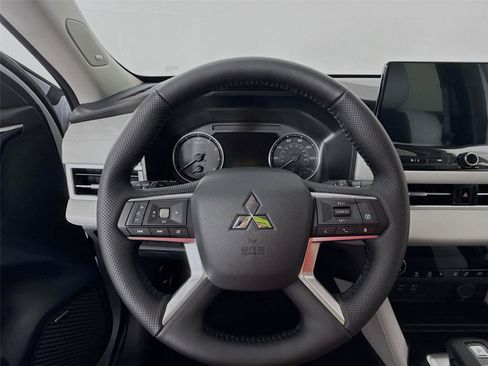 New 2026 Mitsubishi Outlander SE image 11