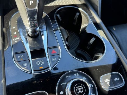 Used 2017 Bentley Bentayga image 33