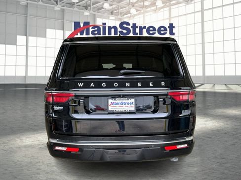 Used 2025 Jeep Wagoneer 4WD image 4