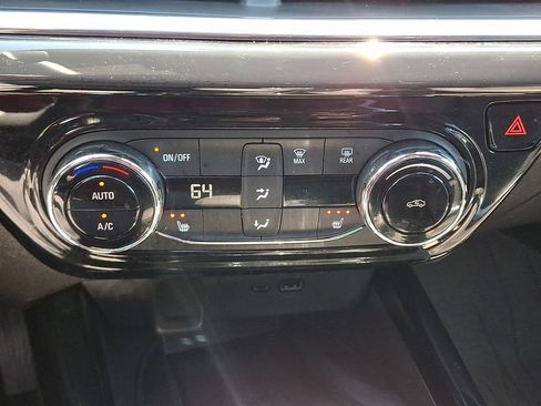 Certified 2024 Chevrolet Trax RS w/ Sunroof Package FWD image 19