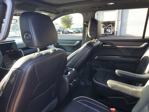 Used 2025 GMC Acadia Denali w/ Super Cruise Package FWD image 9