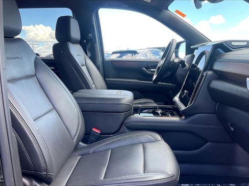 Used 2025 GMC Yukon XL Denali AWD/4WD image 7