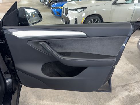 Used 2024 Tesla Model Y Long Range AWD/4WD image 9