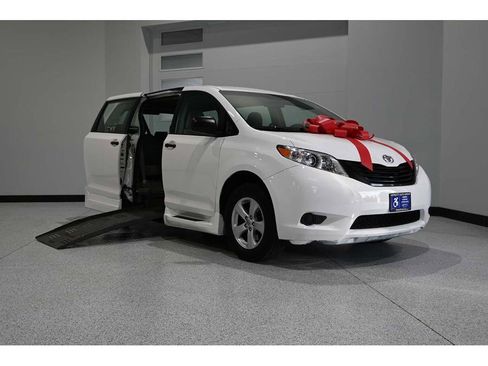 Used 2015 Toyota Sienna L image 2