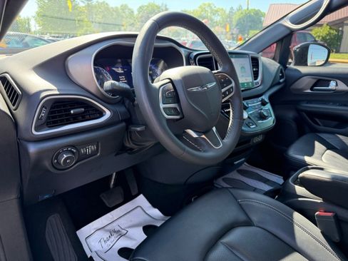 Used 2025 Chrysler Pacifica Select FWD image 17