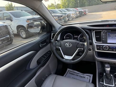 Used 2019 Toyota Highlander XLE FWD image 22