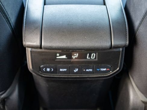 Used 2020 Toyota Highlander LE AWD/4WD image 9