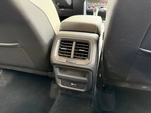 Used 2025 Volkswagen Taos SE FWD image 23