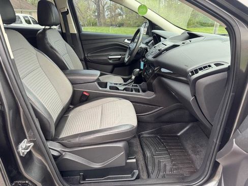 Used 2017 Ford Escape SE w/ SE Sport Appearance Package image 9