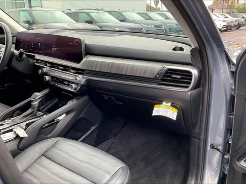 Used 2024 Kia Telluride SX Prestige w/ Towing Package image 18