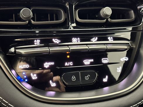 Used 2023 Aston Martin DBX image 19