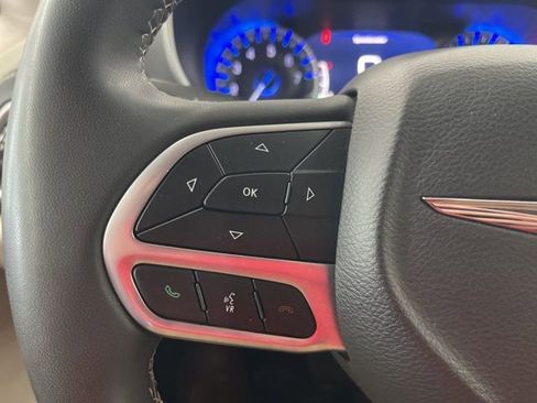 Used 2022 Chrysler Pacifica Touring-L FWD image 21