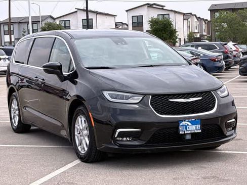 Used 2023 Chrysler Pacifica Touring-L FWD image 12