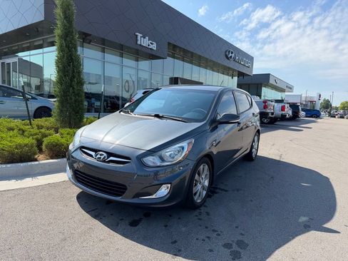 Used 2013 Hyundai Accent SE FWD image 1