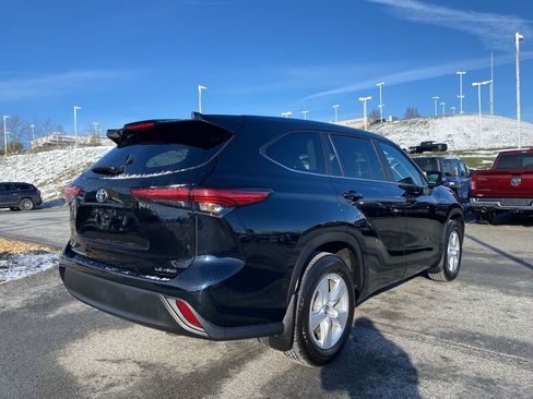 Used 2023 Toyota Highlander LE image 3