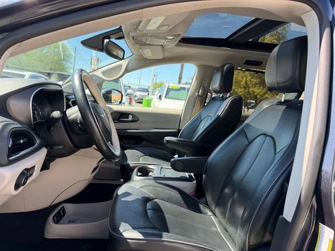Used 2020 Chrysler Pacifica Limited FWD image 12