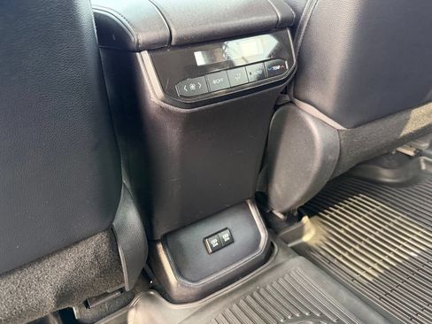 Used 2020 Toyota Highlander XLE AWD/4WD image 21