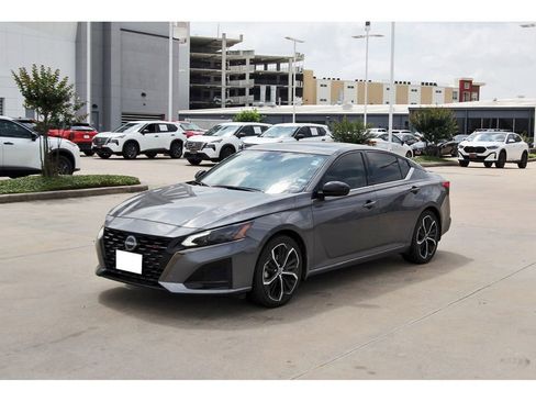 Used 2024 Nissan Altima 2.5 SR w/ SR Premium Package FWD image 2