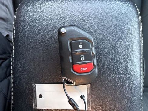 Used 2022 Jeep Wrangler Unlimited Sahara w/ Cold Weather Group AWD/4WD image 32