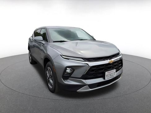 Used 2025 Chevrolet Blazer LT FWD image 3