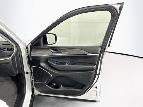 Used 2022 Jeep Grand Cherokee L Limited image 34