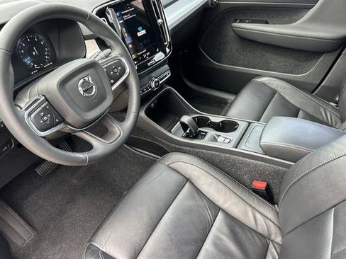 Used 2022 Volvo XC40 T5 Momentum image 9
