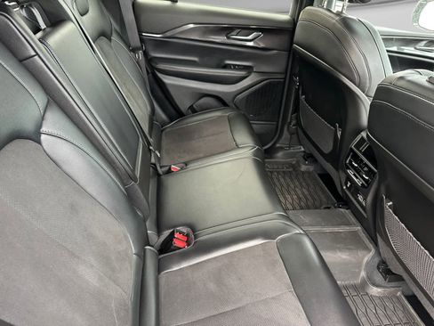 Used 2023 Jeep Grand Cherokee Altitude AWD/4WD image 18