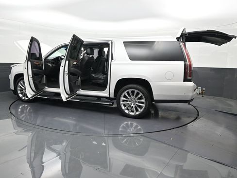 Used 2019 Cadillac Escalade ESV Premium Luxury RWD image 38