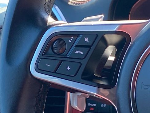 Used 2023 Porsche Cayenne Platinum Edition image 4