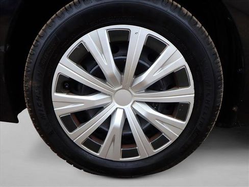 Used 2019 Toyota Corolla LE image 5