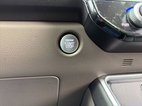 Used 2025 Kia Carnival EX FWD image 14
